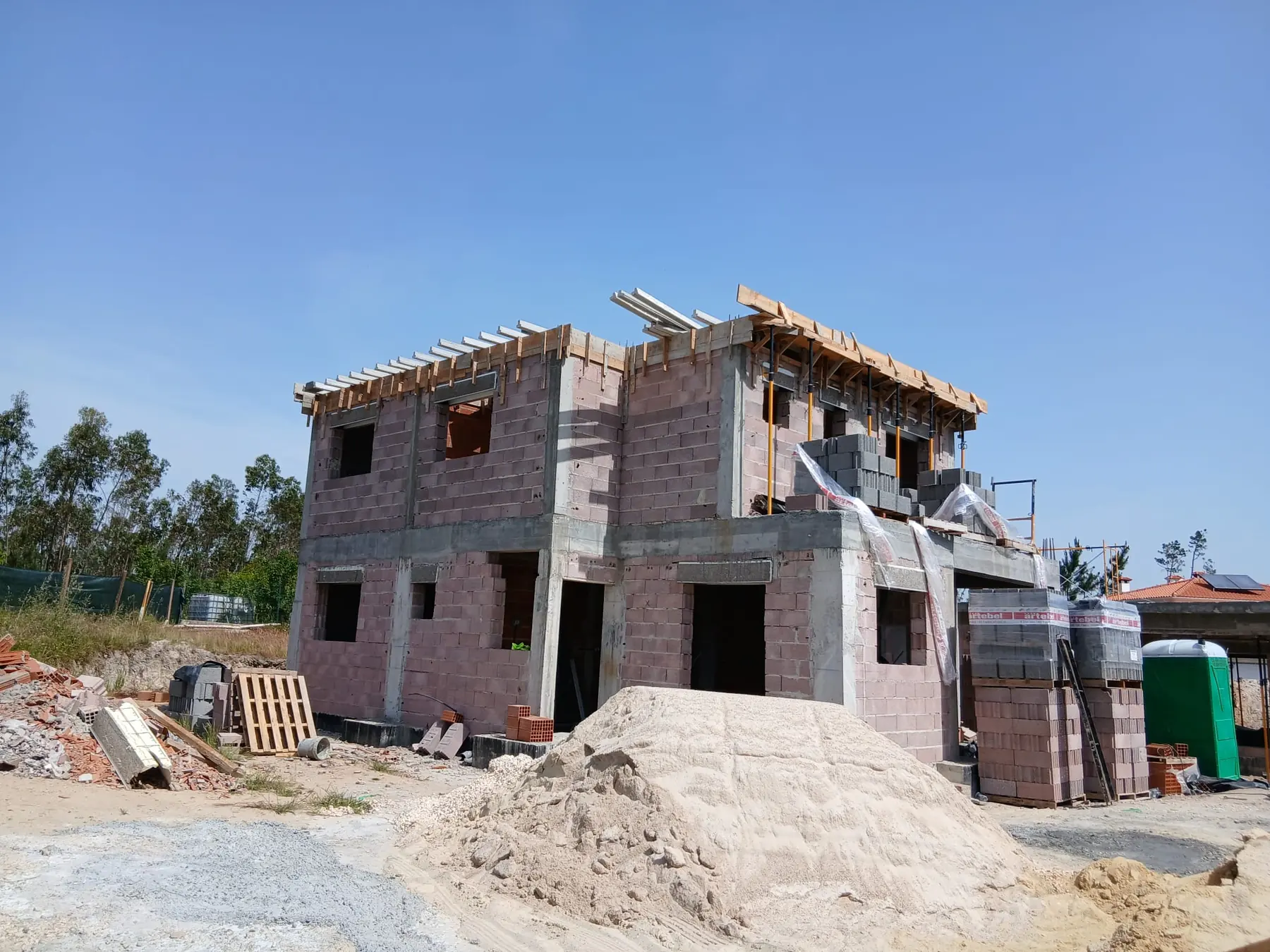 Moradia em construção com fachadas preparadas para acabamento exterior