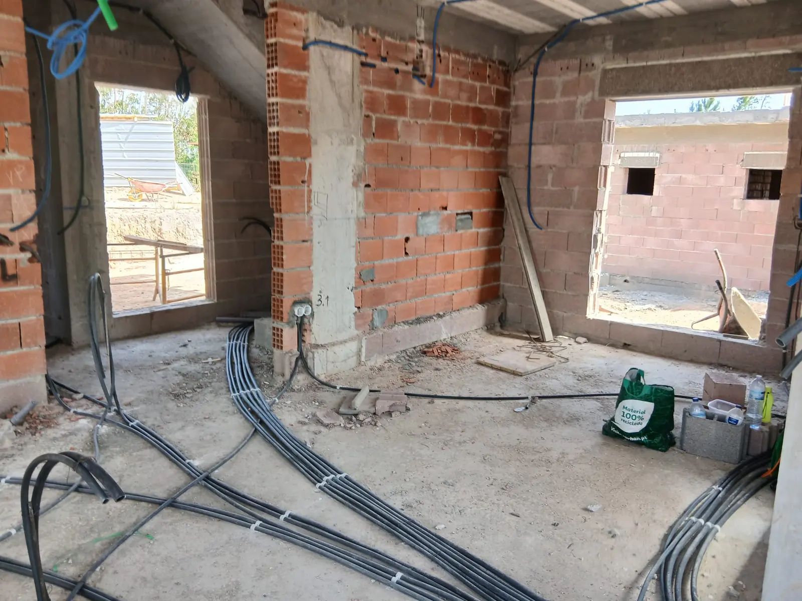 Interior de uma moradia em construção com instalações técnicas em execução