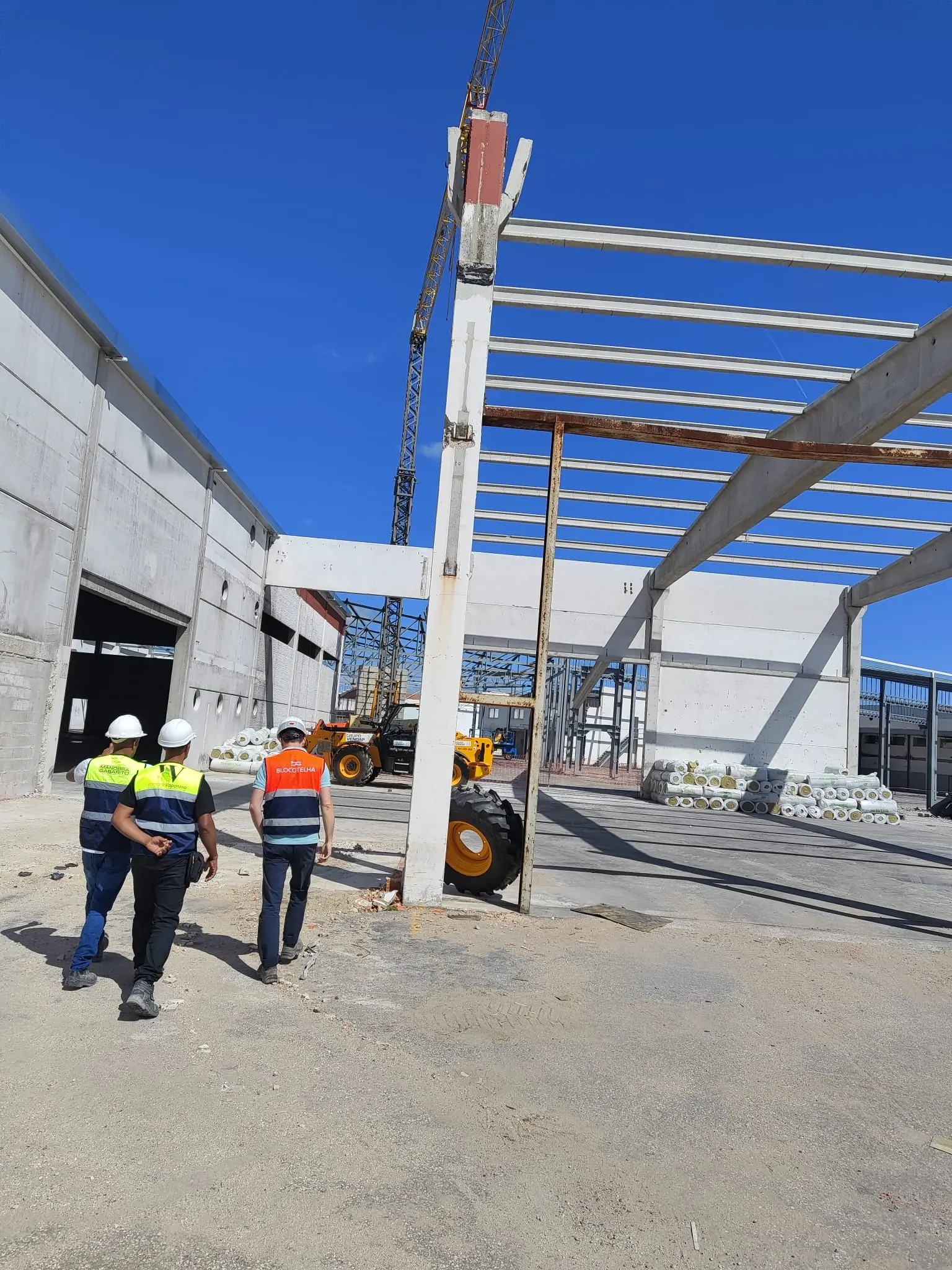 Equipa a acompanhar uma obra em execução