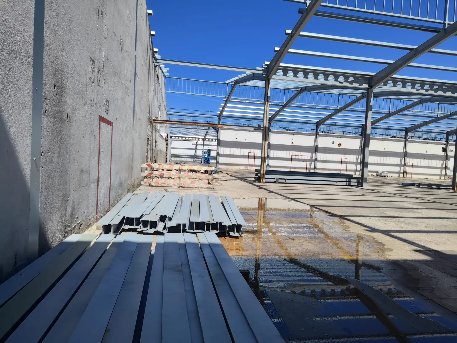 Estrutura metálica em montagem num pavilhão